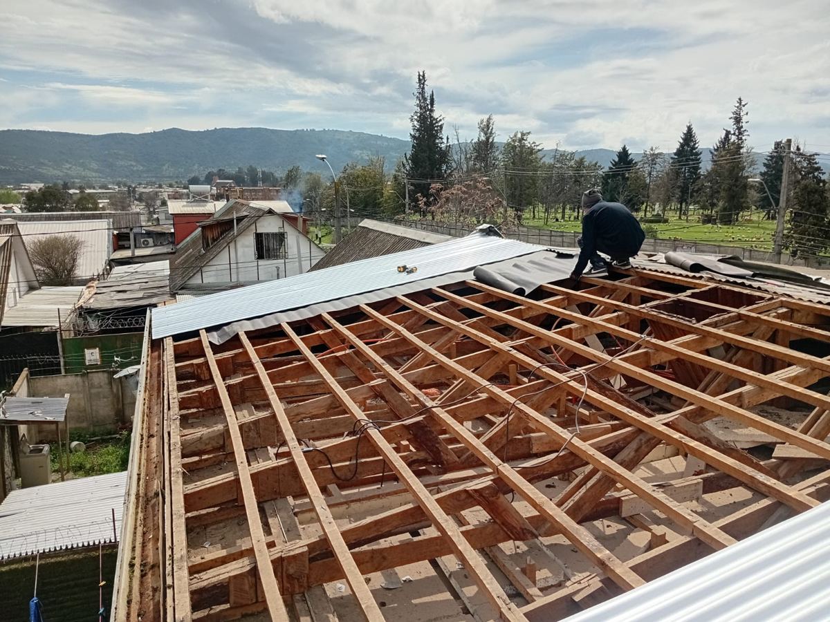 Cambio de techumbre: estructura de madera y planchas de zinc