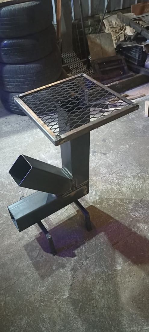 Estufa tipo cohete de fierro con parrilla superior