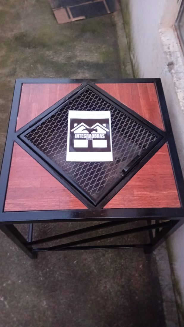 Mesa parrilla con tapa de madera y parrilla en diamante