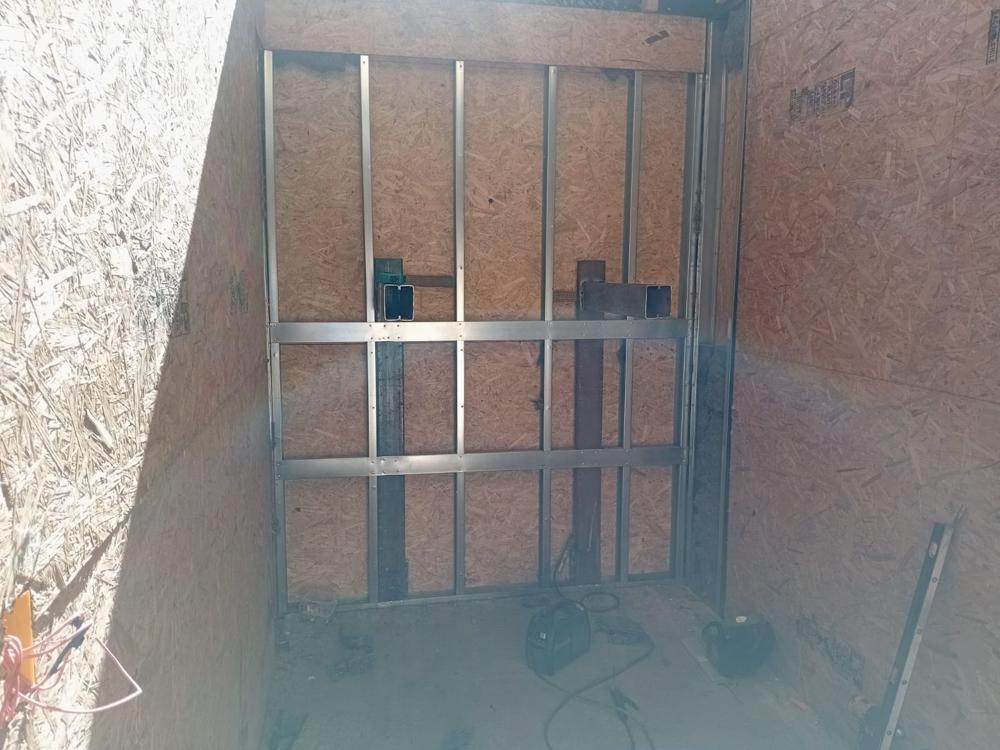 Interior de muros SIP con perfilería metálica