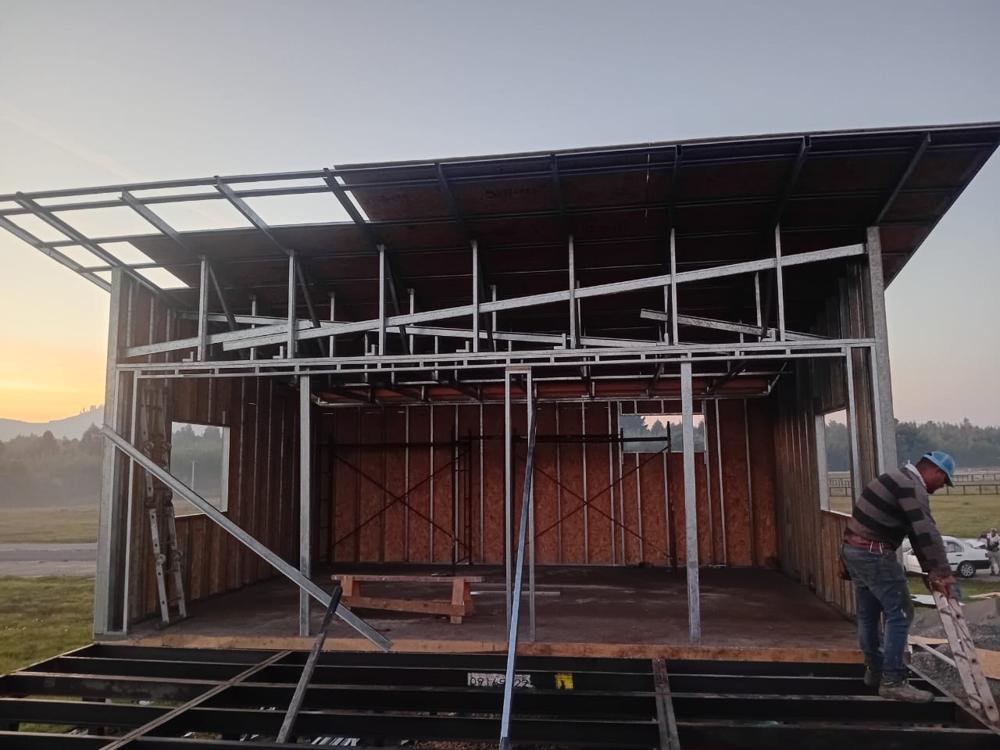 Estructura Metalcom con cubierta sobre base de acero