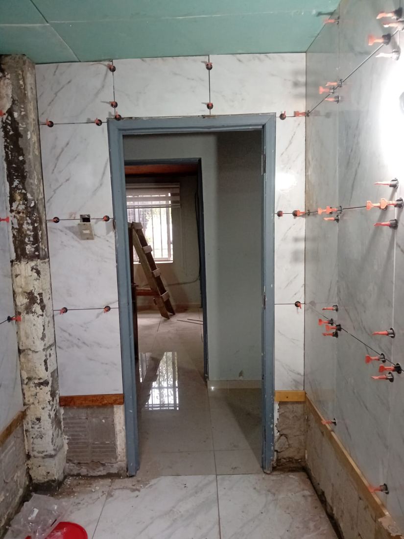 Revestimiento de muros con porcelanato símil mármol