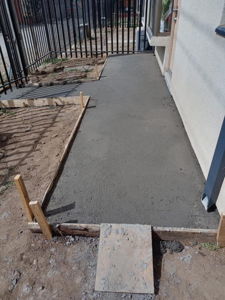Radier de acceso con moldaje de madera