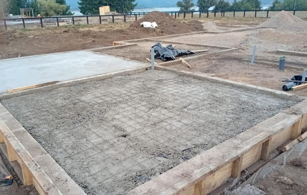 Radier con malla de refuerzo listo para hormigonar