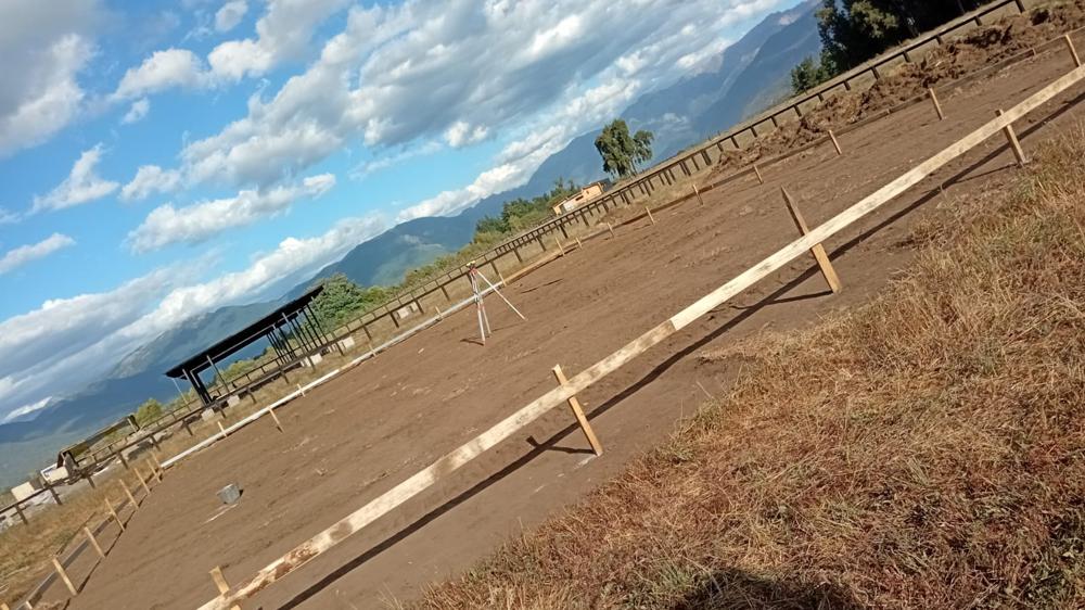 Nivelación del terreno con equipo topográfico