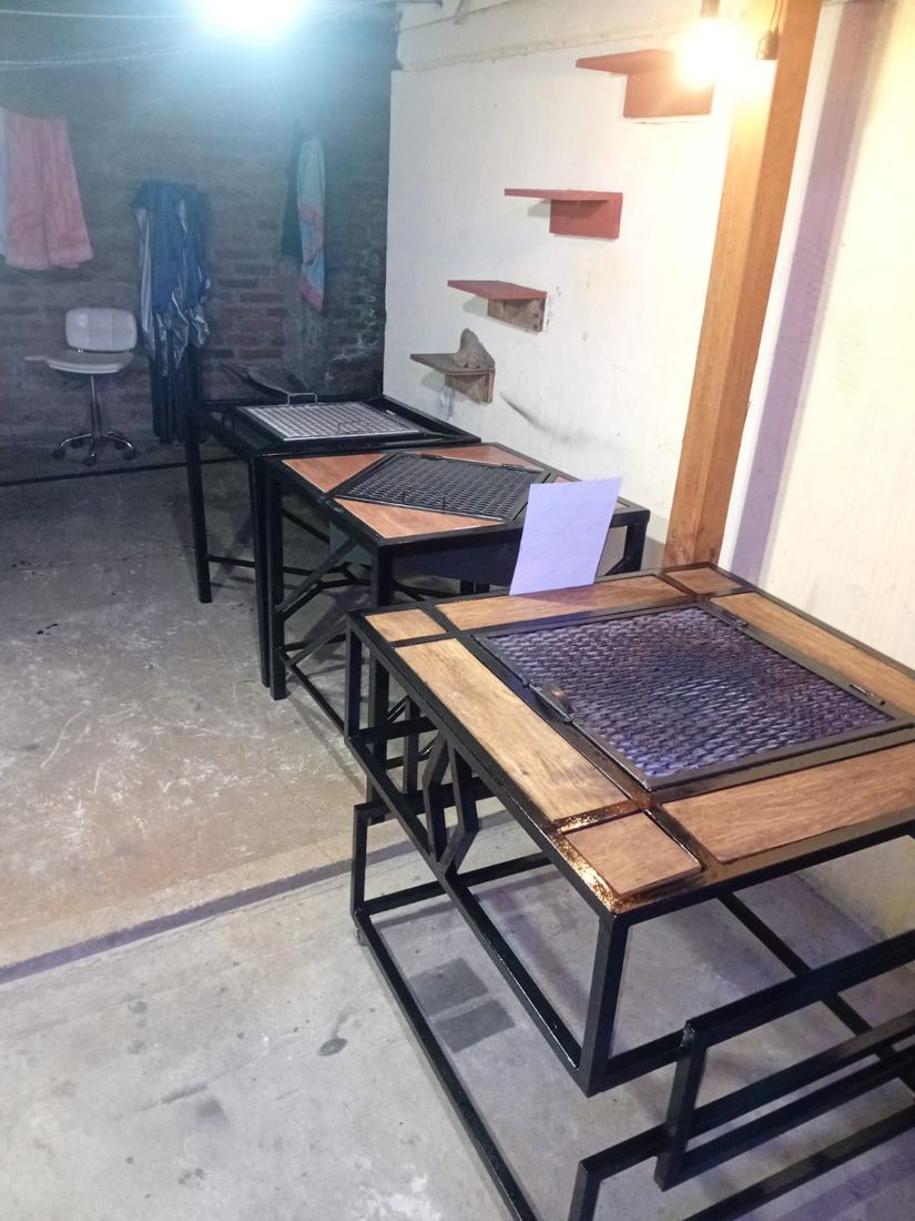 Tres parrillas de fierro con tapa de madera