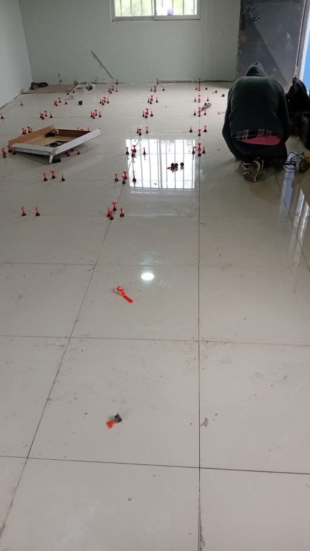 Instalación de porcelanato en piso con nivelador