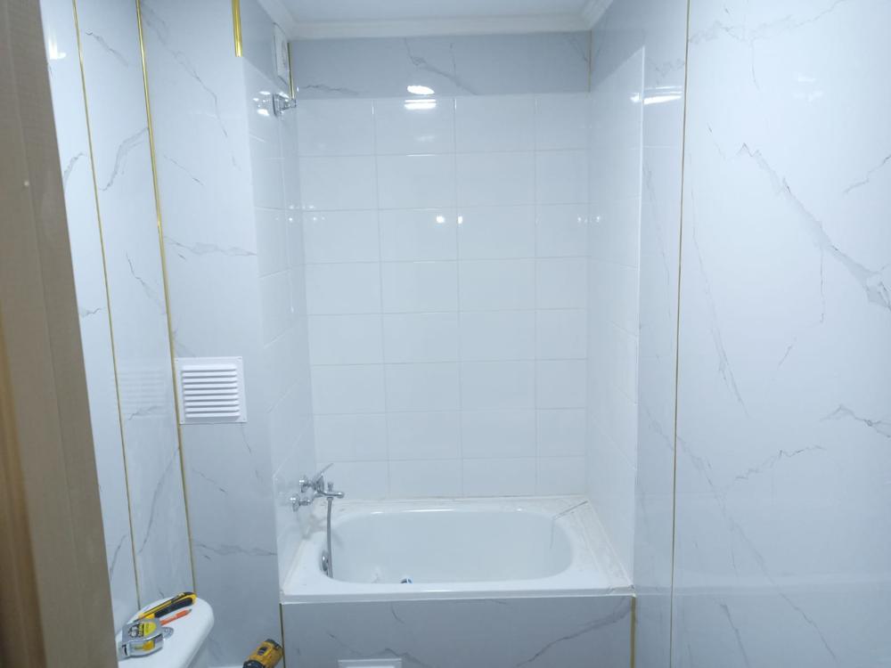 Baño completo con tina, cerámica y porcelanato