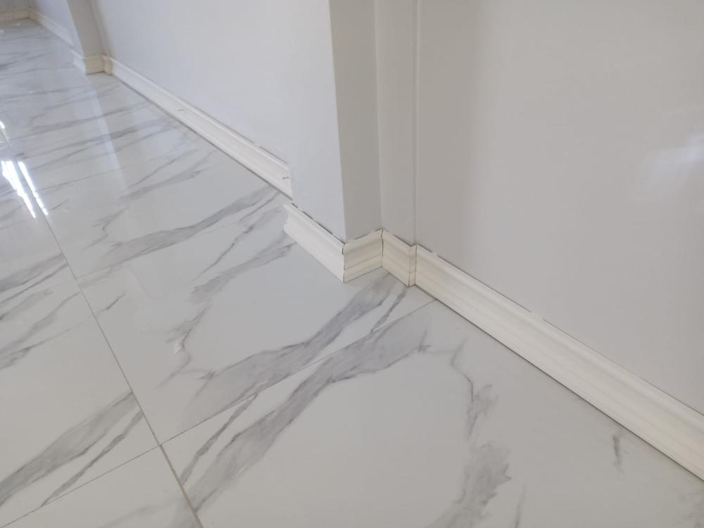 Porcelanato en piso con guardapolvo