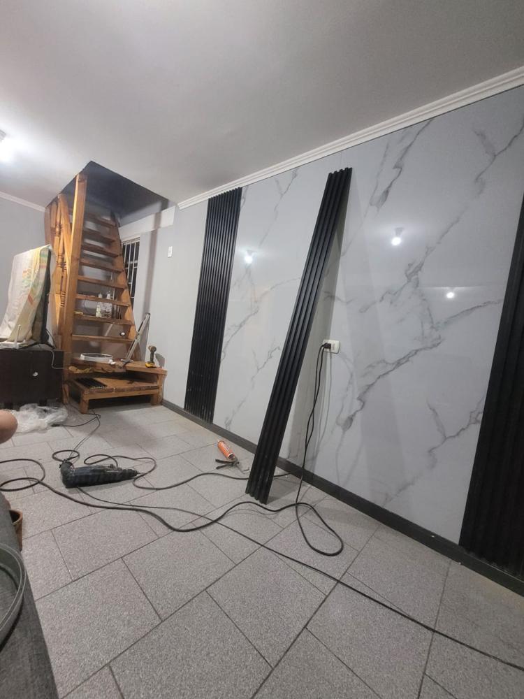 Muro de porcelanato con listones negros