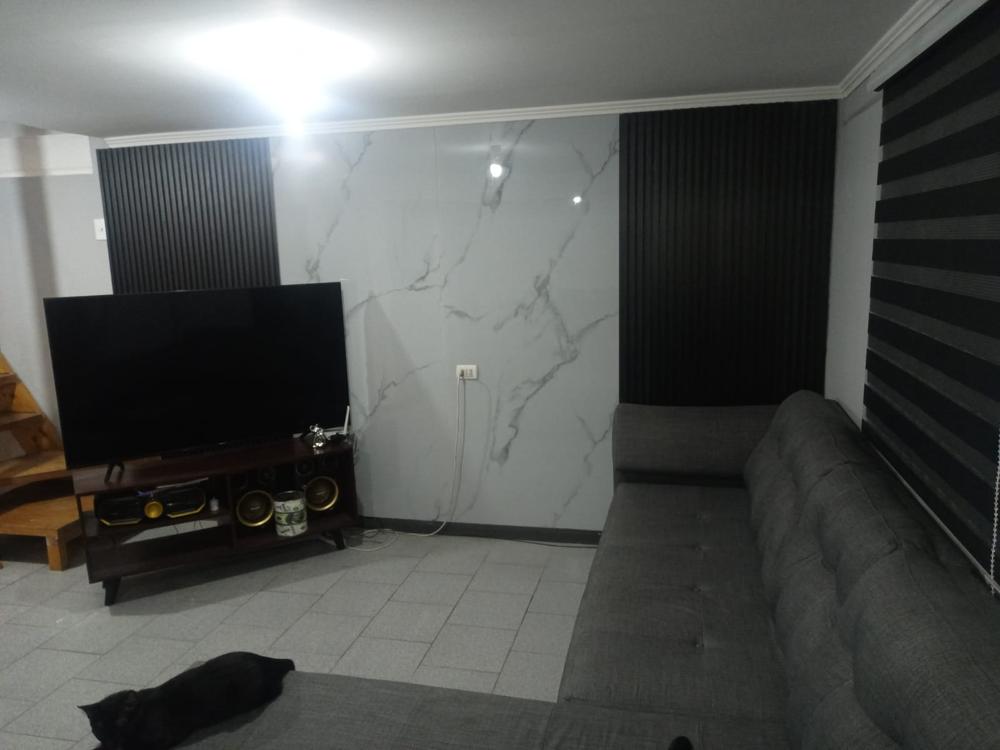 Living terminado con muro de porcelanato y listones