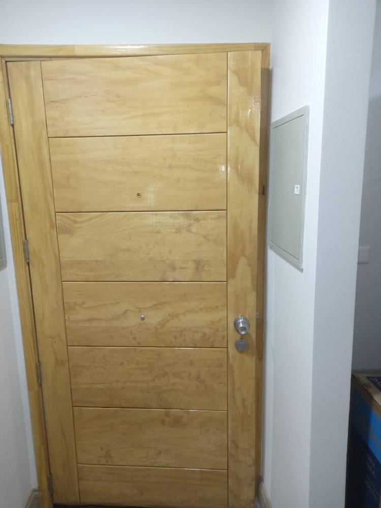 Puerta de entrada de madera